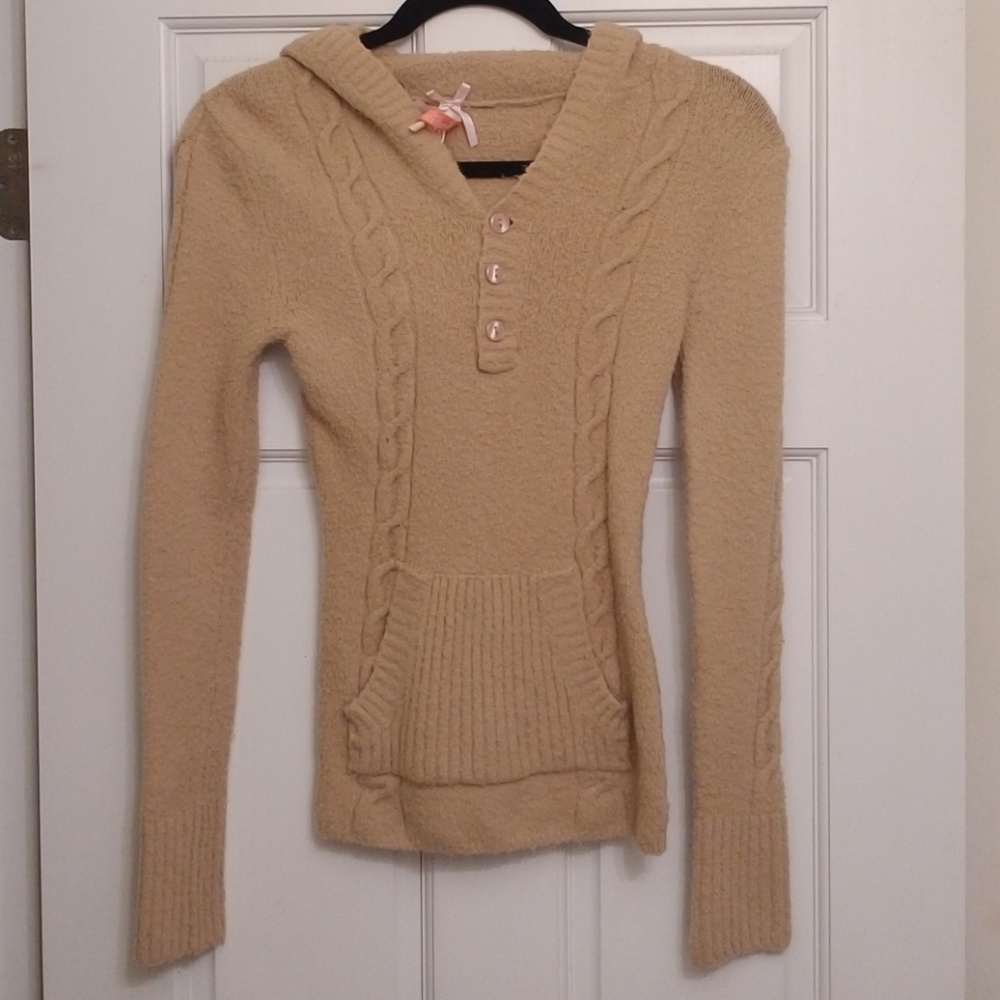 Soft hooded sweater with front pocket